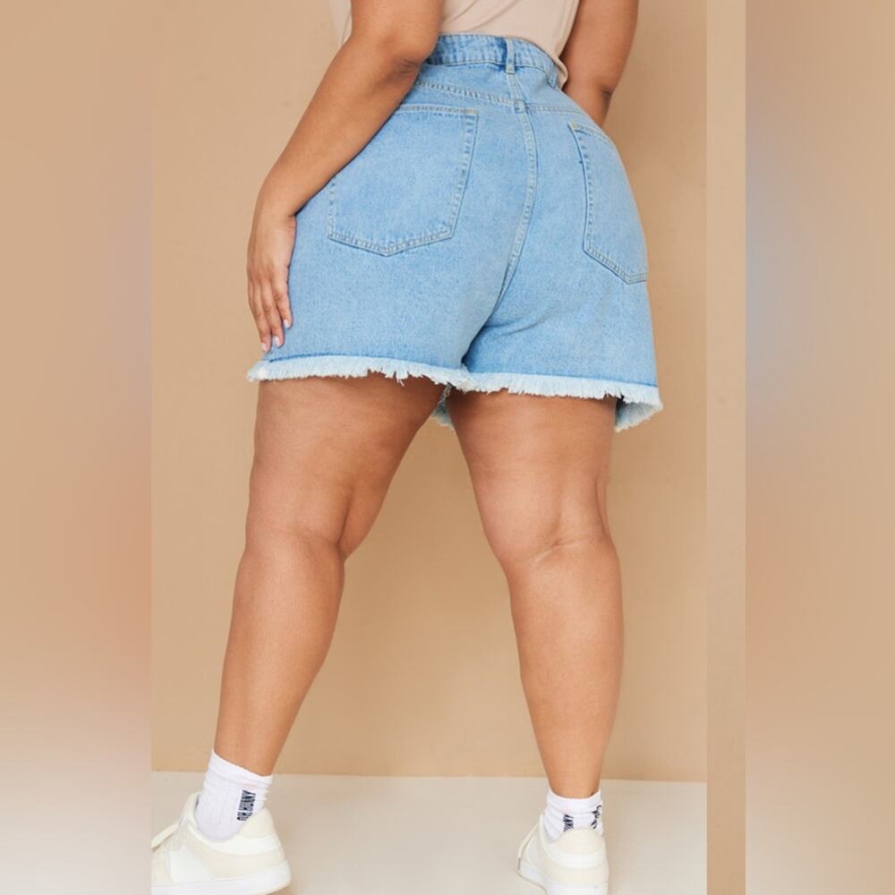 Woman’s PLUS LIGHT BLUE WASH HIGH WAISTED FRAYED DISTRESSED HEM JORTS
Size 24 - Picture 4 of 11